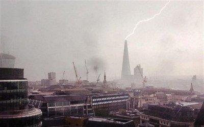В пятницу 23 мая 2014, молнии ударили в самые высокие небоскребы Манхеттена и Лондон Сити.